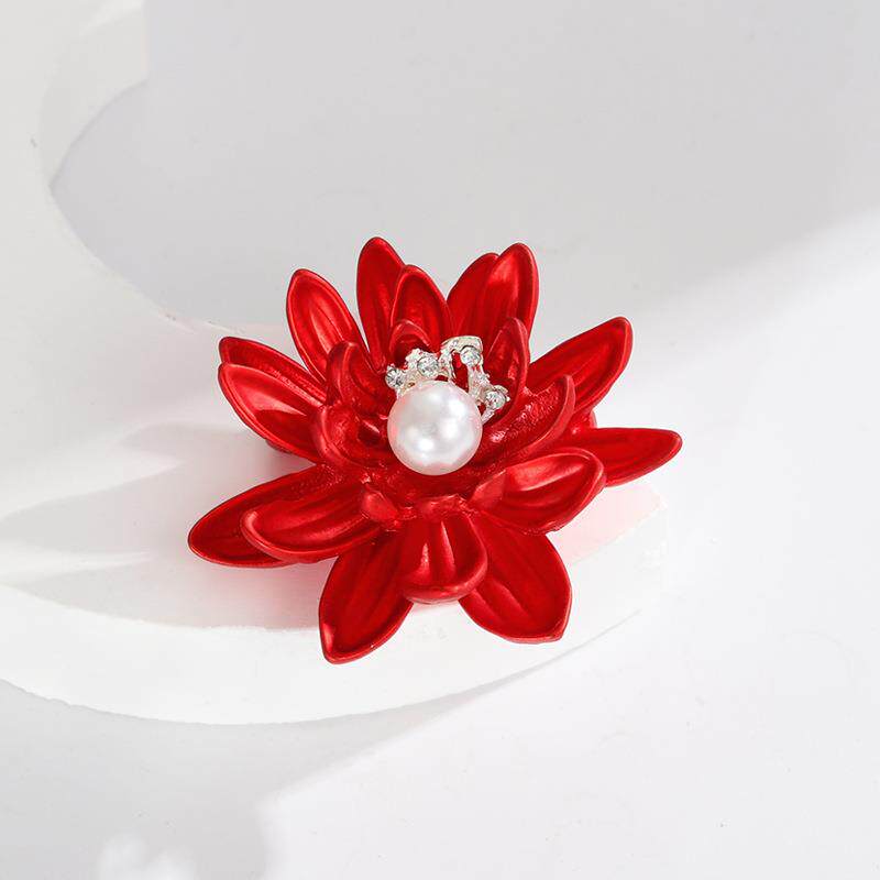复古镶钻立体红莲花胸针高档女精致气质胸花珍珠服装包包配饰别针