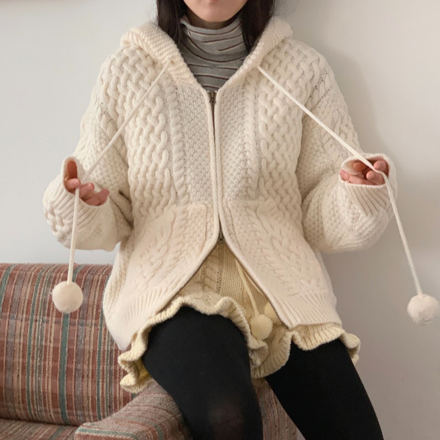 重工麻花纹连帽毛衣外套女冬季新款系带球球针织开衫上衣