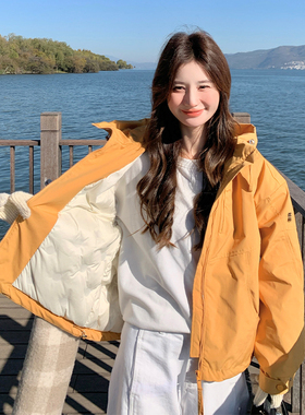 黄色工装冲锋衣羽绒服女冬季2025新款小个子超好看流行爆款短外套