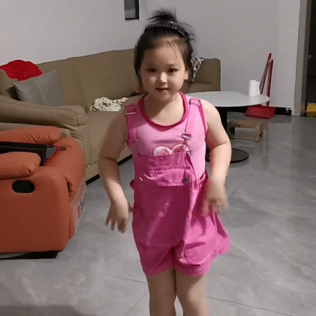 女童夏季洋气套装2025夏装新款爱心背心粉色背带裤女儿童两件套潮