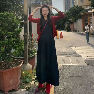 秋冬今年流行爆款 女 高级感复古收腰牛仔背心裙配针织开衫 两件套装