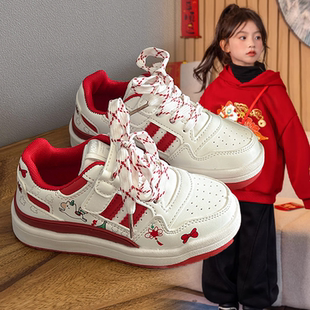 中大童女孩小白鞋2026亲子卡通百搭防滑板鞋女童时尚防滑运动鞋潮