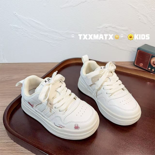 中大童春秋小白鞋2026新款时尚女童卡通百搭防滑板鞋儿童涂鸦板鞋