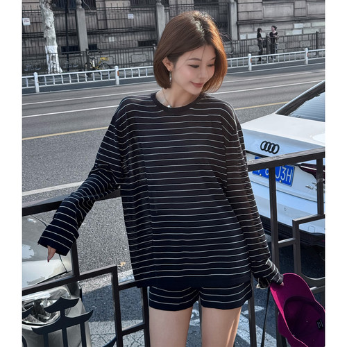 海岸线条纹T恤短裤两件套女