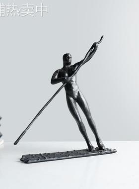 现代简约创意铸铁人物样板房装饰饰品摆件别墅酒店书房桌面摆设