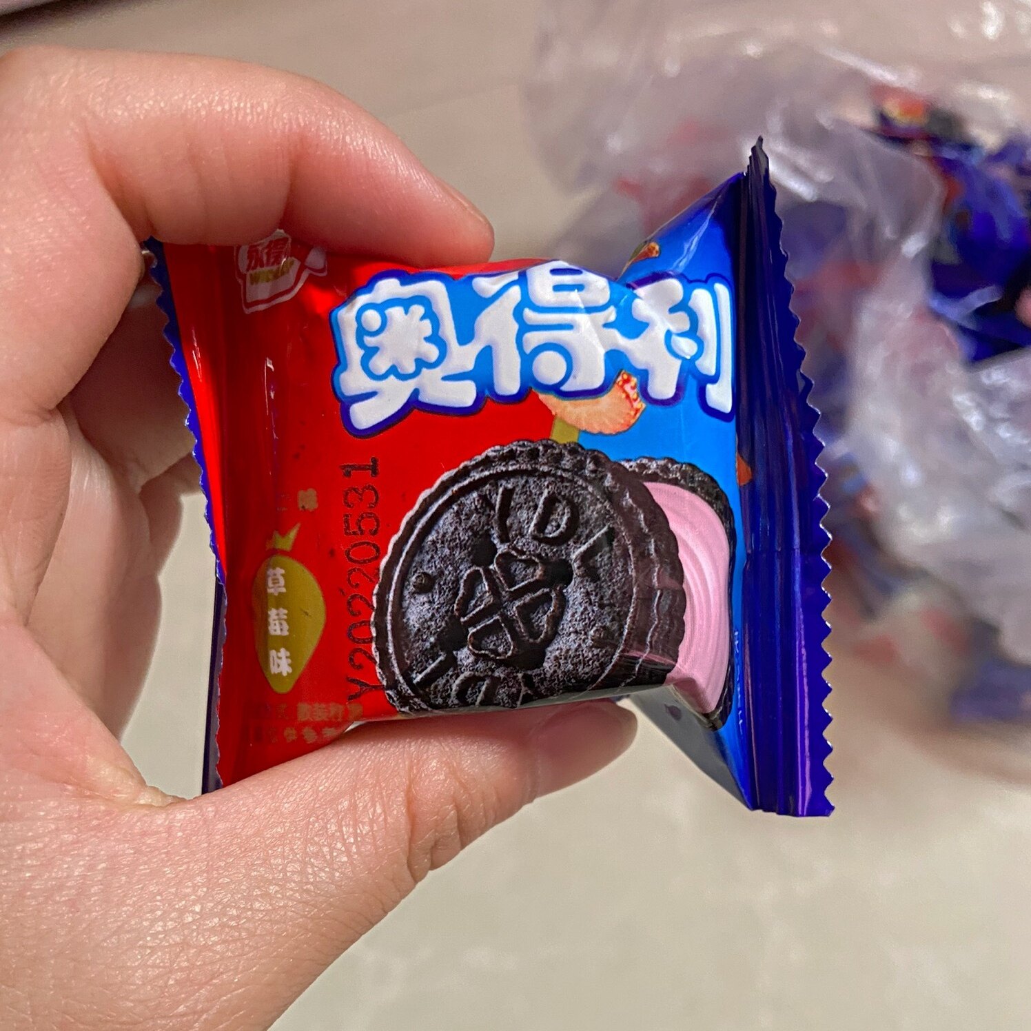 奥得利巧克力夹心饼干网红小黑饼酥脆牛奶味草莓怀旧醇香零食品