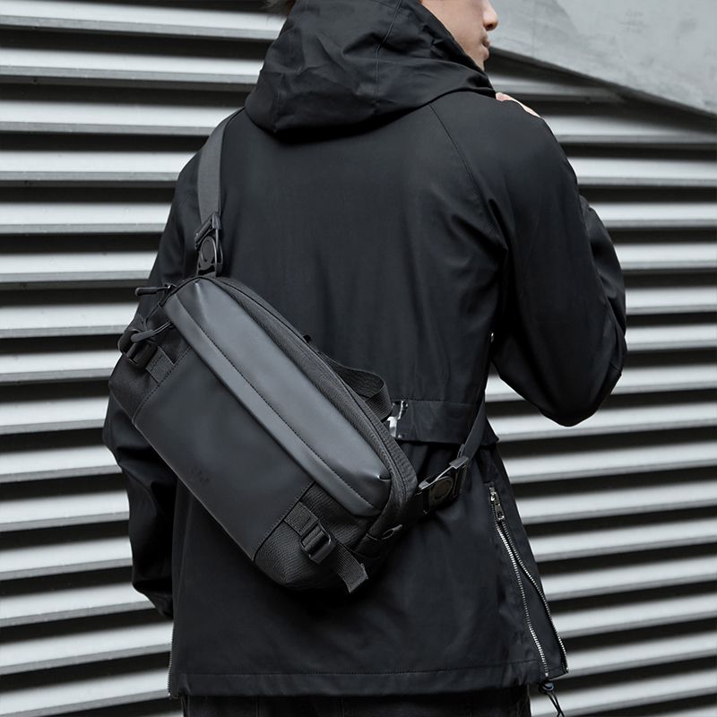 男士斜挎包通勤胸包男款邮差包机能骑行背包运动户外大容量单肩包