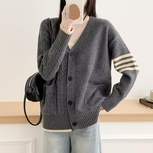 秋冬女装灰色高级感穿搭学院风毛衣软糯开衫舒适宽松厚潮针织外套