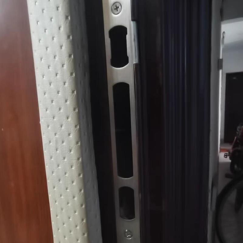 防盗门锁挡片扣板铁片锁具配件大全指向片加厚门框扣片锁舌锁槽孔图片