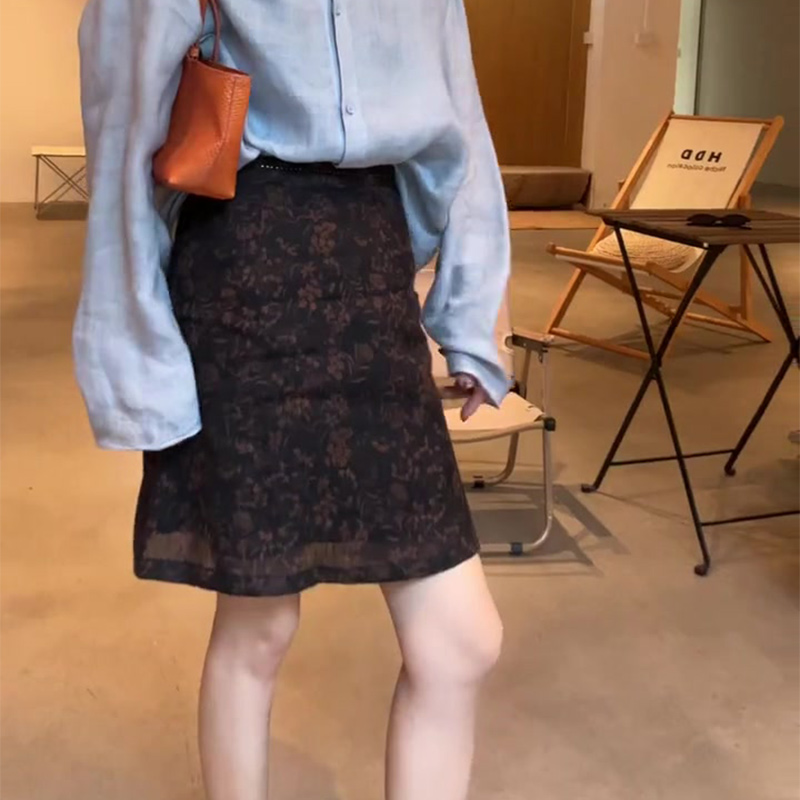 黑棕色亚麻山茶花设计感气质短裙女2025年夏季新款时尚百搭半身裙