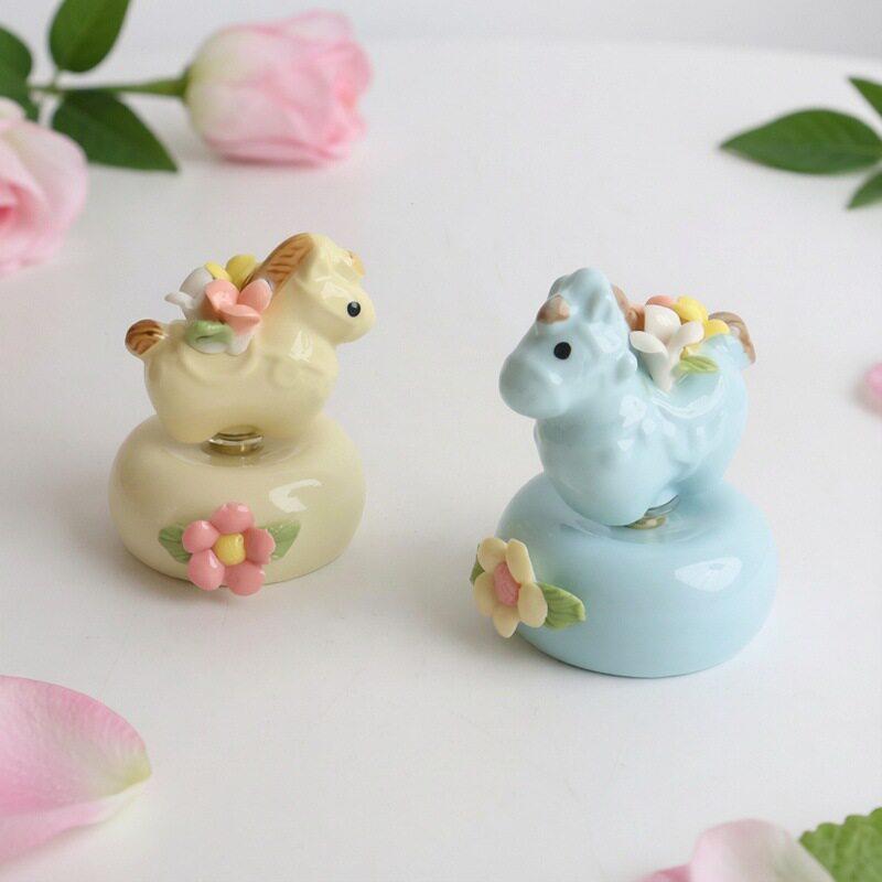 淄博琉璃景德镇陶瓷花朵甜甜圈旋转小马工艺品车载公桌面摆件图片
