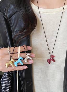 「马上有钱」童趣立体小马项链女2025新款挂脖毛衣链小众秋冬配