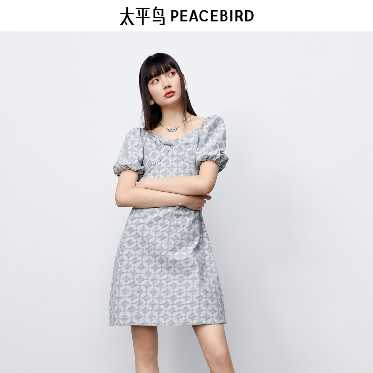 太平鸟印花牛仔连衣裙2024春季新款满印胸前扭结泡泡袖裙子女