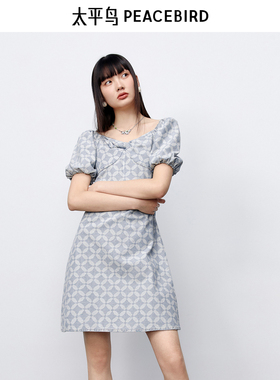 太平鸟印花牛仔连衣裙春季满印胸前扭结泡泡袖裙子女