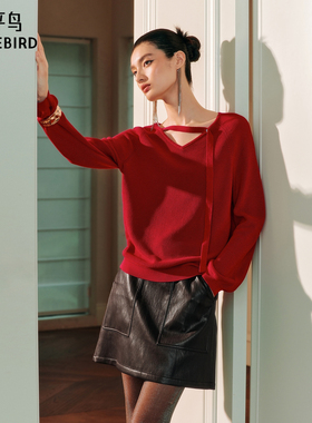 太平鸟红色V领镂空飘带仪式感针织衫女士26春季新款宽松时尚毛衣