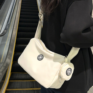 斜挎包女小众设计感宽带包慵懒风单肩包通勤可放iPad背包2025新款