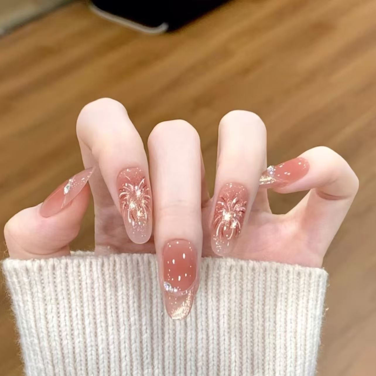 烟花炫彩美甲穿戴甲短款2026新年款高级感显白猫眼手工儿童指甲贴女童美甲贴纸防水自粘秋冬甲片指甲装饰贴片