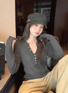 广州潮牌美衣服饰制衣有限公司炭灰色V领纽扣正肩长袖针织衫女202