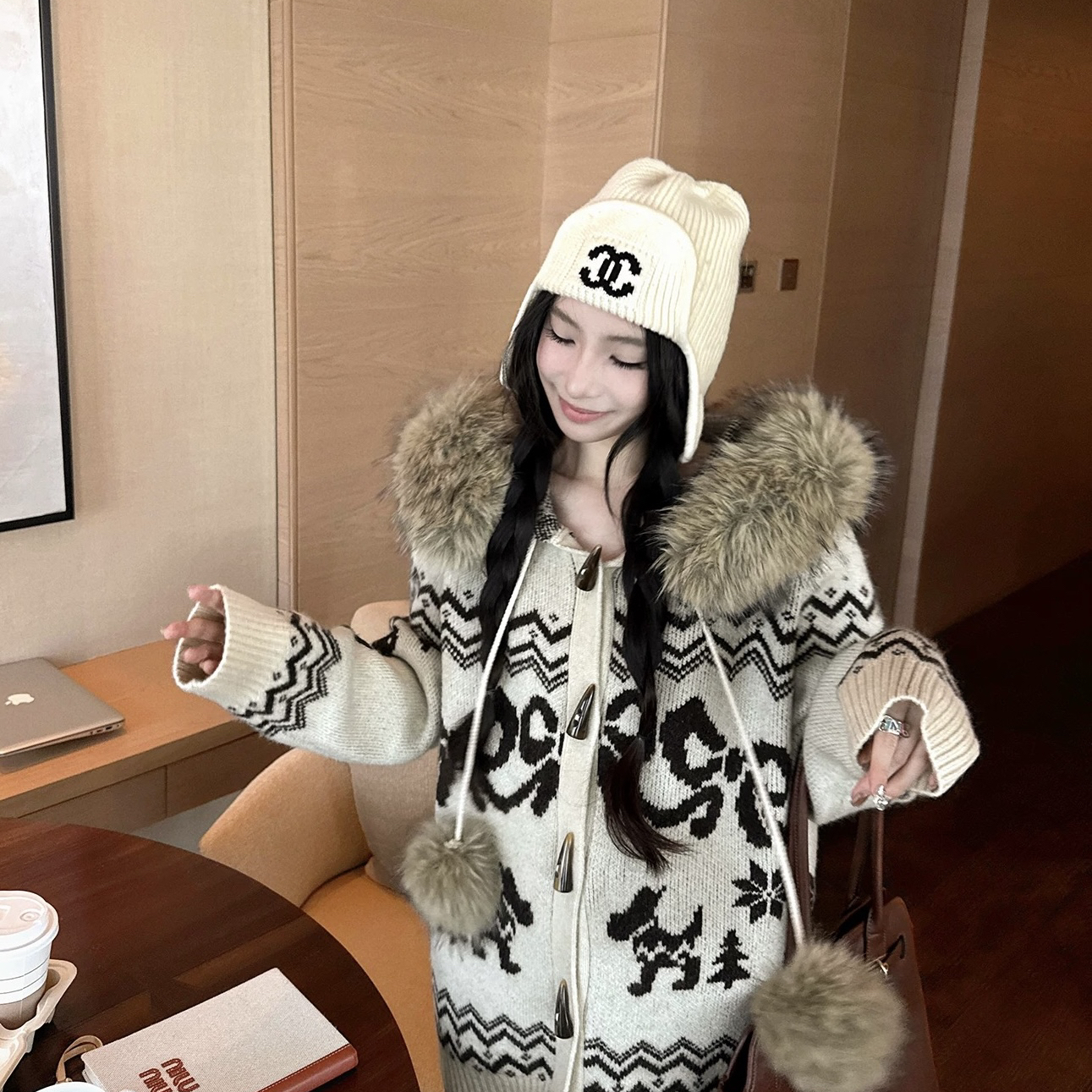 一善家花牛角扣长袖针织外套保暖毛衣(配可拆卸环保毛领)A20255