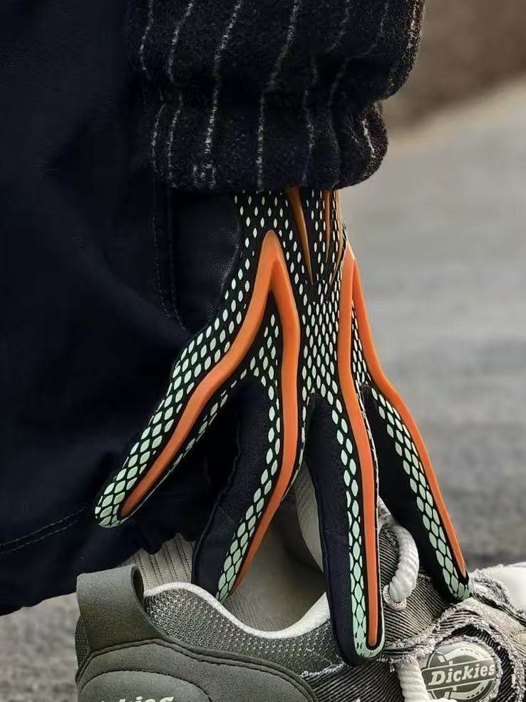 Co-Branded Gloves!! Sporty and Outdoor Style, Trendy! I Wish You Guys Become Even More Handsome and Trendy!