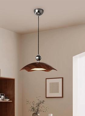 The chandeliers can be moved from the walnut wood and eggshe