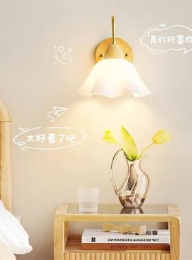 In the Nordic woody bedroom, the backlights of the hall wall