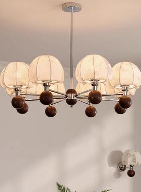 In the French repeat room chandelier, the main lights of the