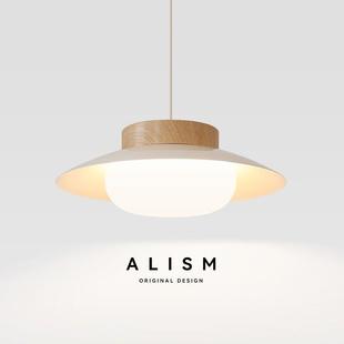 chandelier the Cream Restaurant. Theres Wind