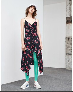 摩安ke 品牌女装 夏季新款黑底红花褶皱不规则时尚性感吊带连衣裙