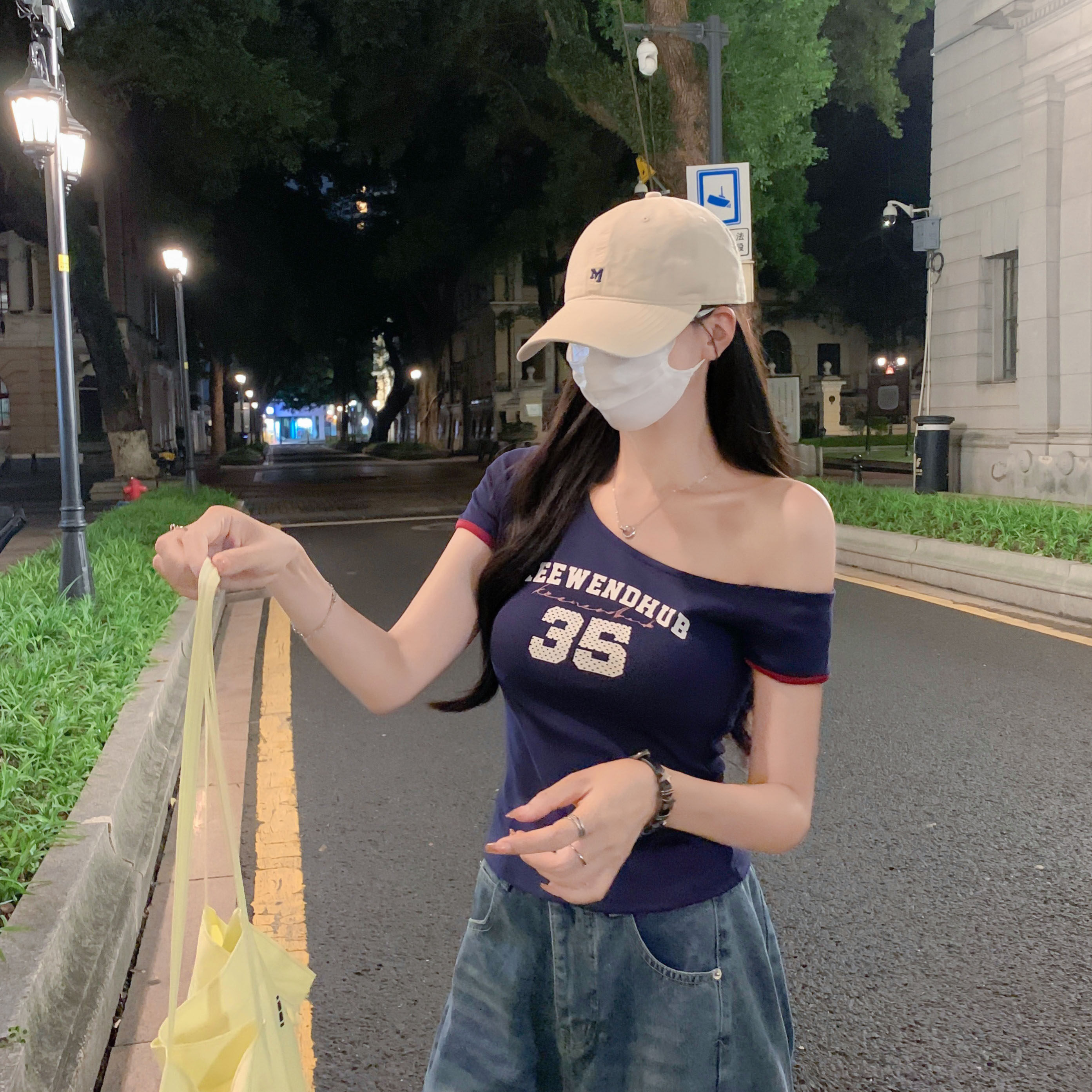 斜肩短袖t恤女2026夏高级感显瘦修身字母露肩上衣