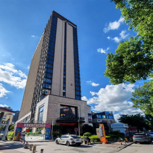 酒店位于&ldquo;中国茶都&rdquo;，素有&ldquo;铁观音之乡&rdquo;之称的福建省安溪县 与&ldquo;蓬莱仙境&rdquo;清水岩4A旅游风景名区相距20公里内。 客房配备高档床垫、液晶电视，高速无线网连接，及精致的浴室配套设施 豪华大床房或高级双床房2晚（1间2晚或2间1晚可选），单早
