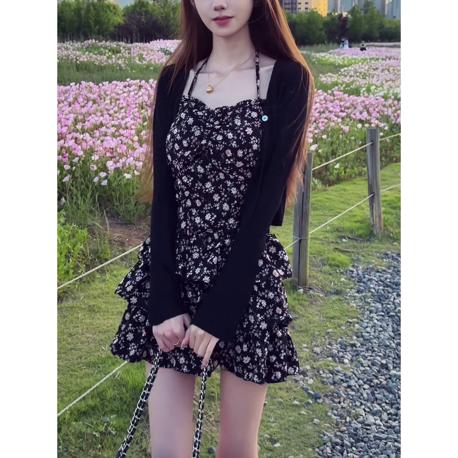 慵懒法式碎花度假风黑色吊带连衣裙收腰显瘦遮肉小个子海边拍照