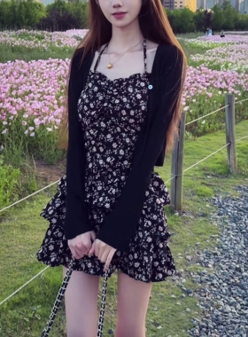 慵懒法式碎花度假风黑色吊带连衣裙收腰显瘦遮肉小个子海边拍照
