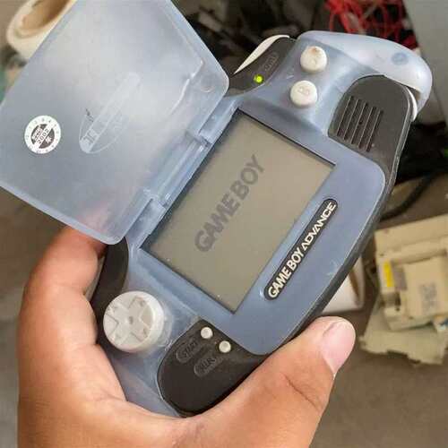 议价gameboy AGB-001，一台没用电池盖开机如图2