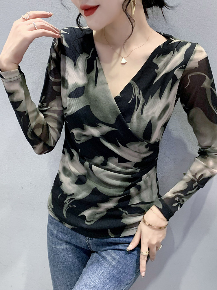 유럽 ??역 2024 봄과 가을 새로운 유행과 섹시한 V 넥 긴팔 티셔츠 유럽 패션 프린트 메쉬 바닥 셔츠 유행