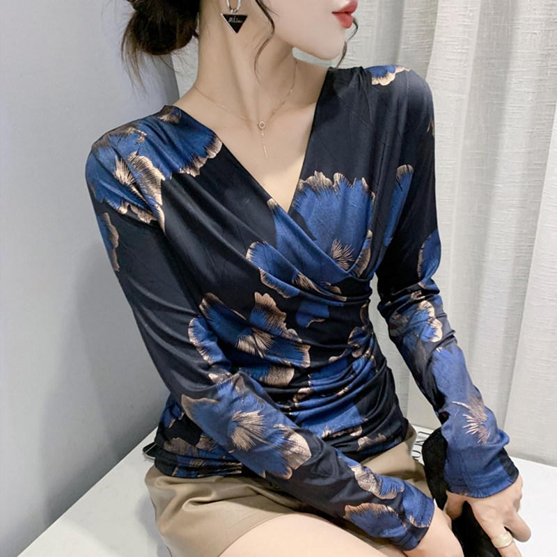 유럽 ??역 2024 가을 겨울 새로운 섹시한 V 넥 티셔츠 긴 소매 핫 스탬핑 인쇄 탑 세련되고 다목적 바닥 셔츠 유행