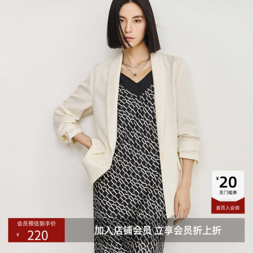 复古青果领，轻松拿捏职场高光时刻。