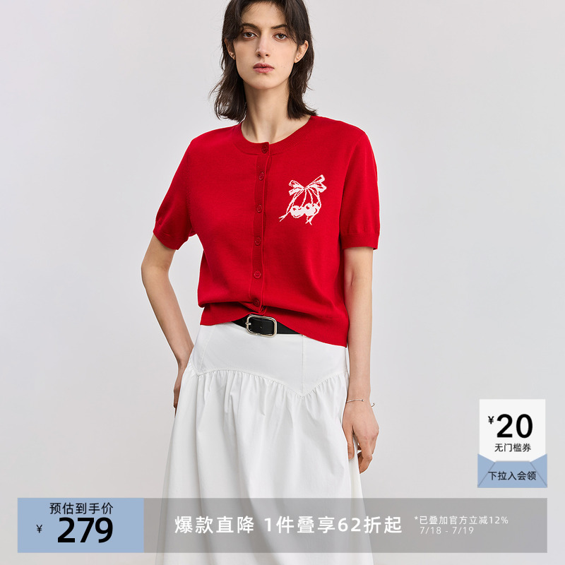 撞色绣花细节 演绎精致趣味