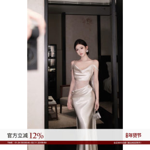 垂摺领蕾丝拼接吊带裙抽褶设计显瘦缎面长 月影琉璃 JAYKY YANG