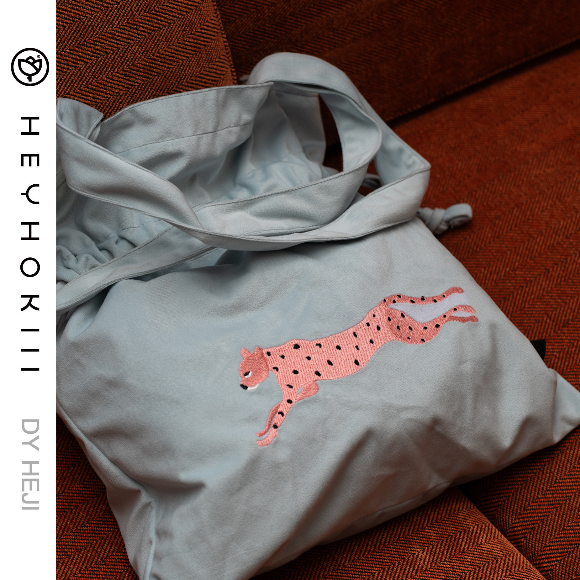 heyhokiii原创设计2025新款包包女刺绣豹子单肩包斜挎包丝绒新款