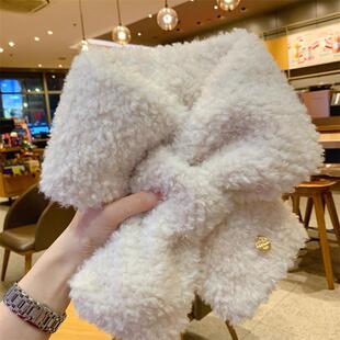 韩系交叉毛领围脖高品质小金扣羊羔绒毛毛围巾女冬季百搭情侣保暖