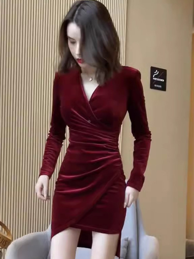 纯欲风v领丝绒连衣裙女春秋新款欧货气质显瘦褶皱性感包臀短裙子
