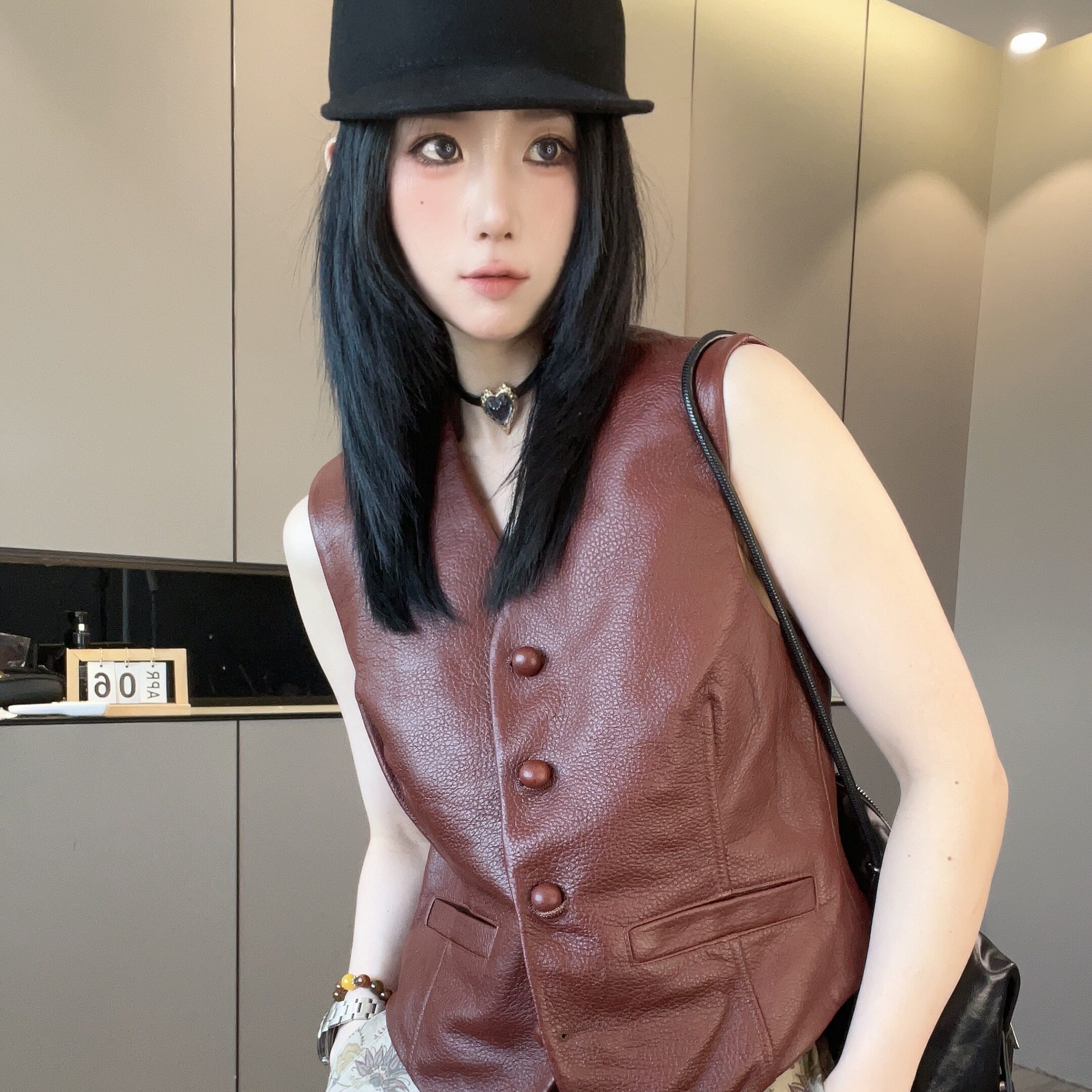 皮马甲女2026早秋新款纯色蕾丝钩花镂空绵羊皮V领皮衣无袖上衣