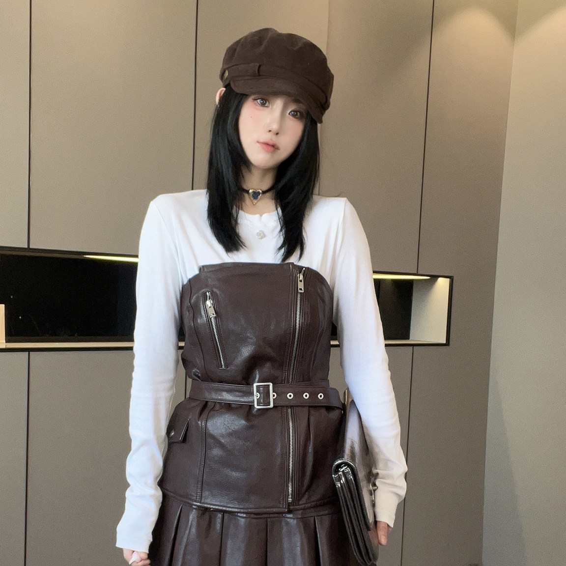 抹胸皮背心女2026秋季新款欧洲站时尚纯色绵羊皮腰带收腰无袖上衣