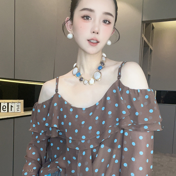 波点衬衫女2026夏季新款欧洲站设计感荷叶边吊带露肩小衫长袖上衣