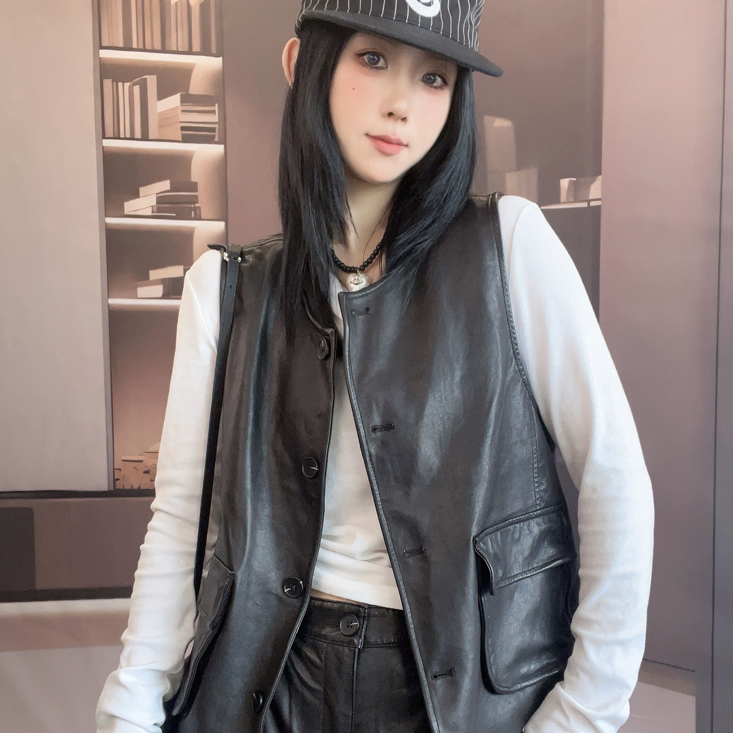 皮马甲女2026秋季新款欧洲站纯色绵羊皮外套单排扣皮衣无袖上衣