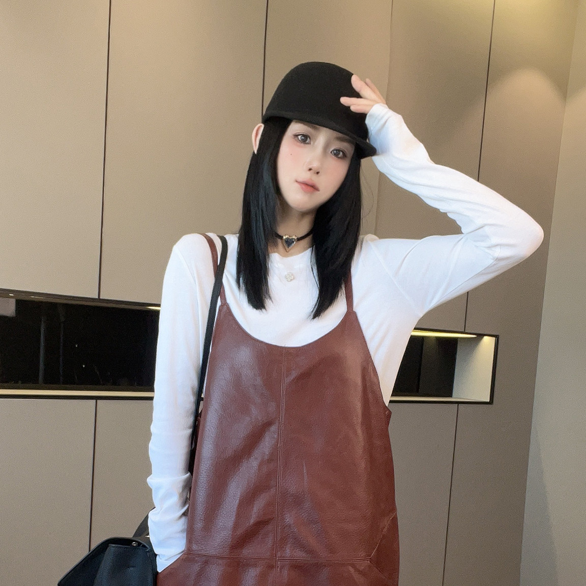 皮吊带裙女2026秋季新款欧洲站设计感纯色皮裙无袖连衣裙宽松裙子