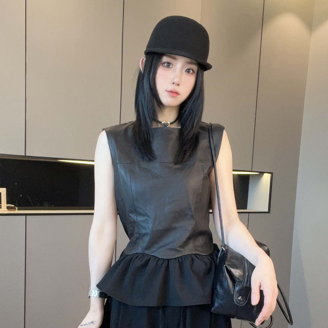 皮背心女2026秋季新款欧洲站纯色荷叶边拼接下摆皮衣圆领无袖上衣