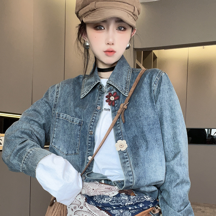 牛仔衬衫女2025秋季新款欧洲站高级感丝巾花朵扣翻领衬衣长袖上衣