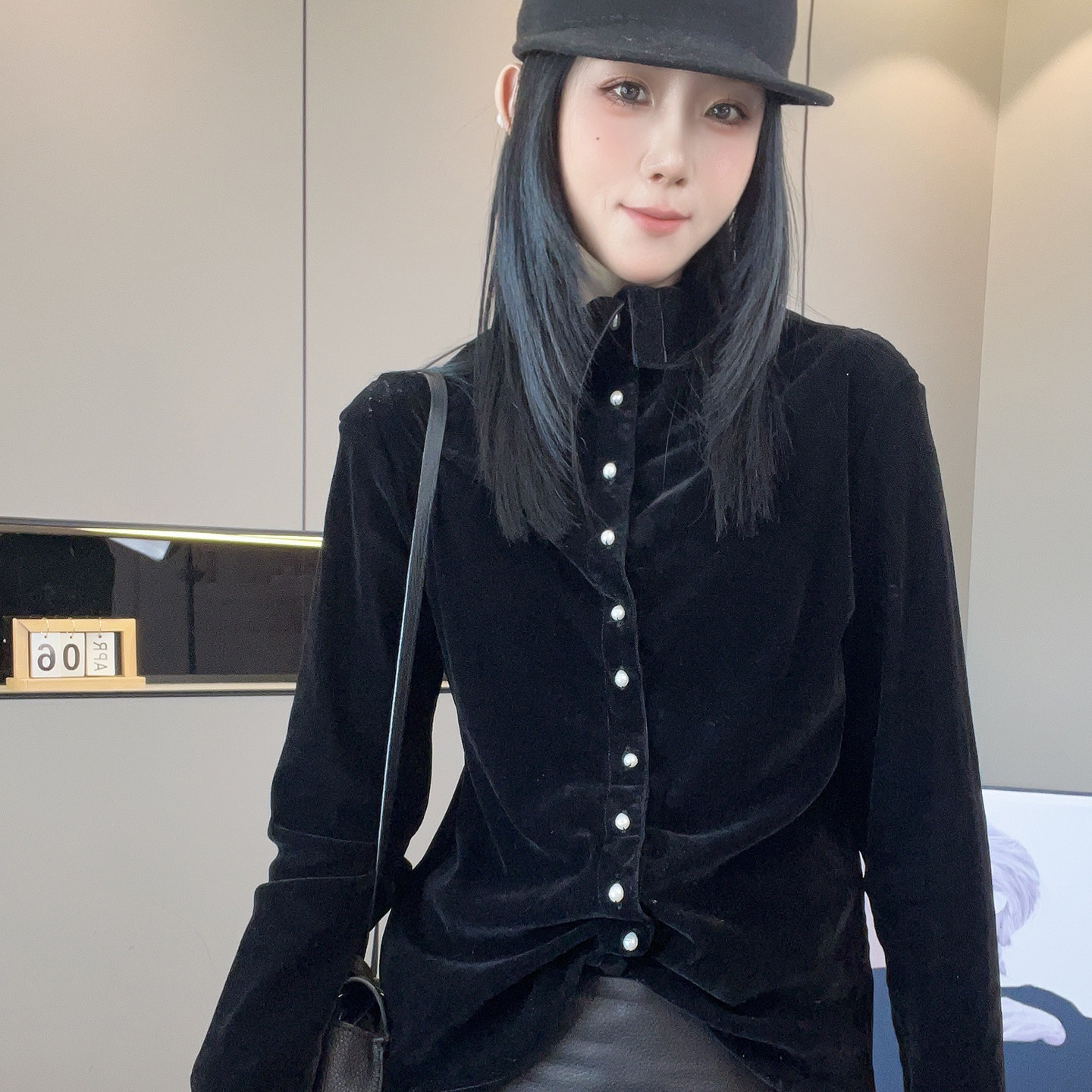 丝绒衬衫女2026秋季新款欧洲站法式修身显瘦单排扣衬衣长袖上衣